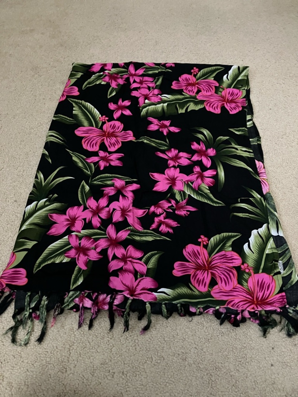 Hawaiian sarong, shawl, beach cover up, like new, pink plumerias and hibiscus